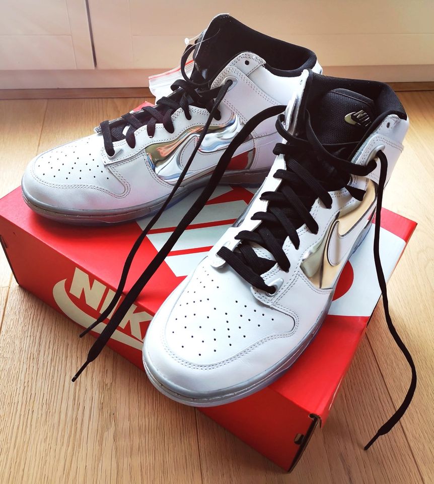 NIKE DUNK HIGH SE Weiss Silber 43 9,5 Limited Edition it-piece in Hamburg