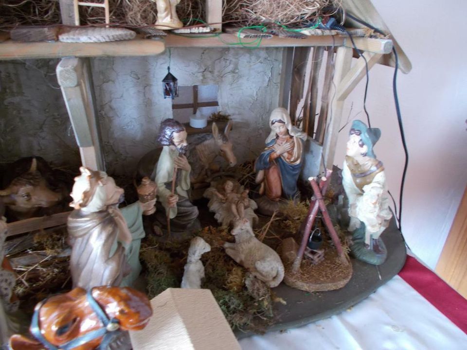 Große Weihnachtskrippe mit Beleuchtung und großem Stall in Günzburg