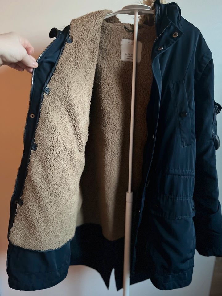 **ZARA** Boys 2-1-Jacke Gr. 164 Fell Kapuze marineblau top in Klütz