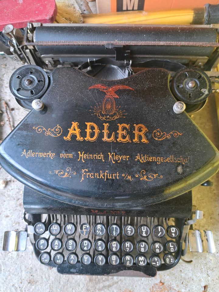 Antike Adler Schreibmaschine in Rott am Inn