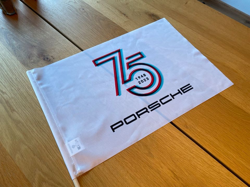 Porsche Flagge „75 Jahre“ k. Aufkleber Deko in Germaringen