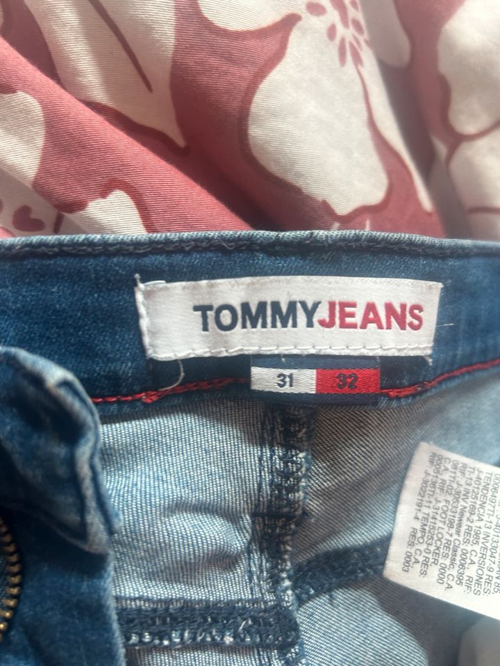 Tommy Jeans W31 in Büchen