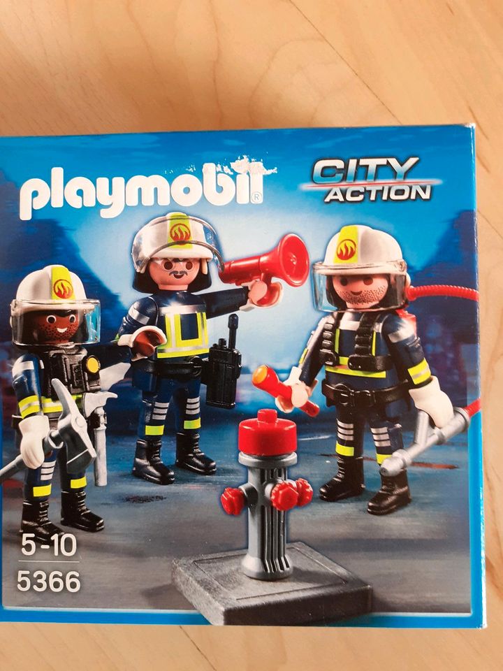 Playmobil Feuerwehr Leiterfahrzeug mit Zubehör in Niederfüllbach