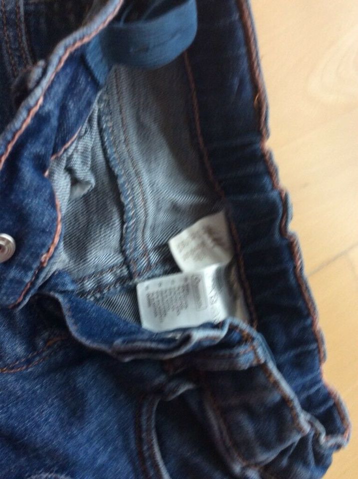 Jeanshose, Hose Gr. 86 von H&M mit tollen Aufnäher in Eisenberg 