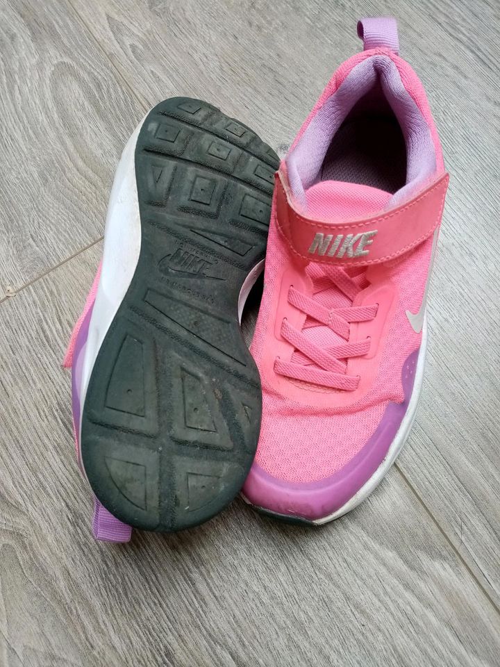 Sehr schöne Nike sneakers Turnschuhe Gr. 31 in Homburg