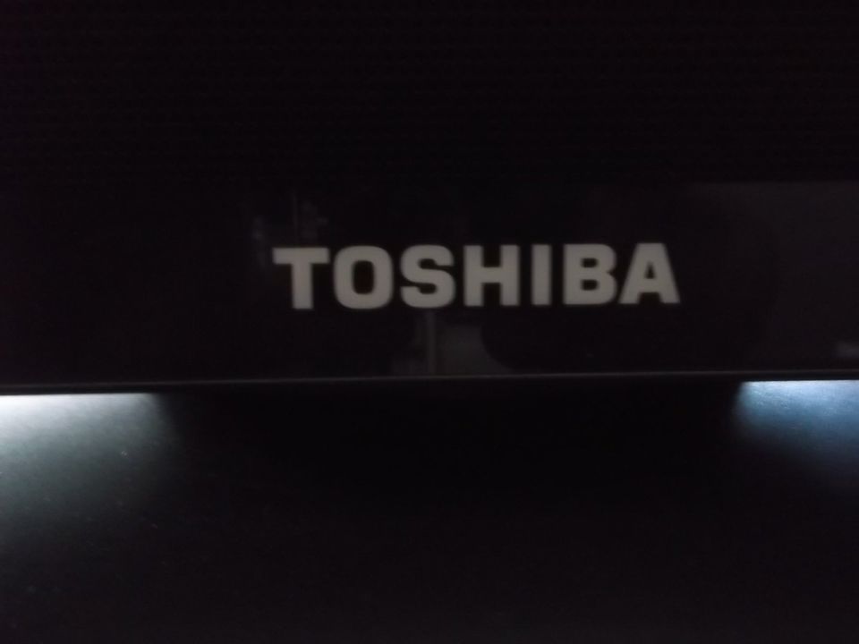 1 Toshiba TV 32 Zoll mit Fernbedienung u. Standfuß  (lesen) in Harxheim
