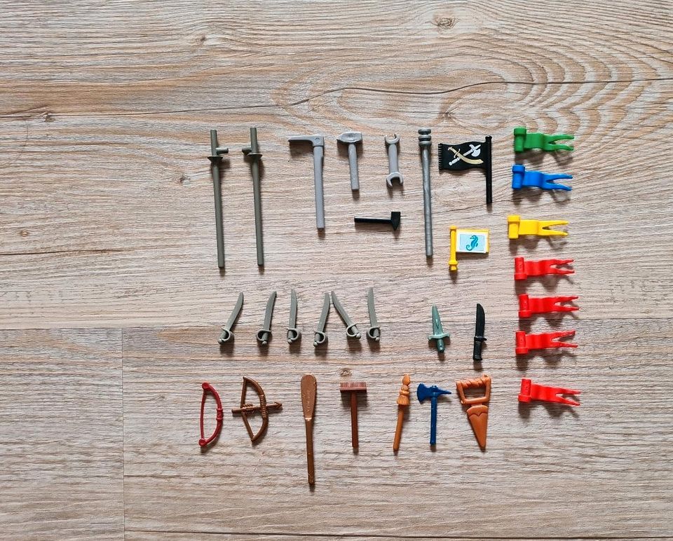 Lego Flaggen Fahnen Fahnenmast Schwert Werkzeug Lanze in Wrist