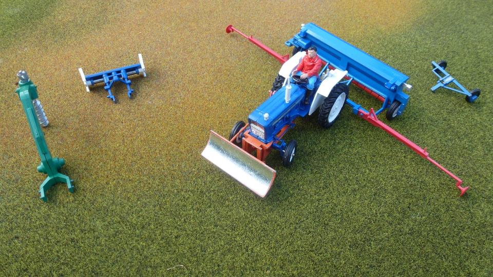 Britains Siku 1:32 Ford 5000 Sä Maschine Erdbohrer Scraper in Baiersdorf