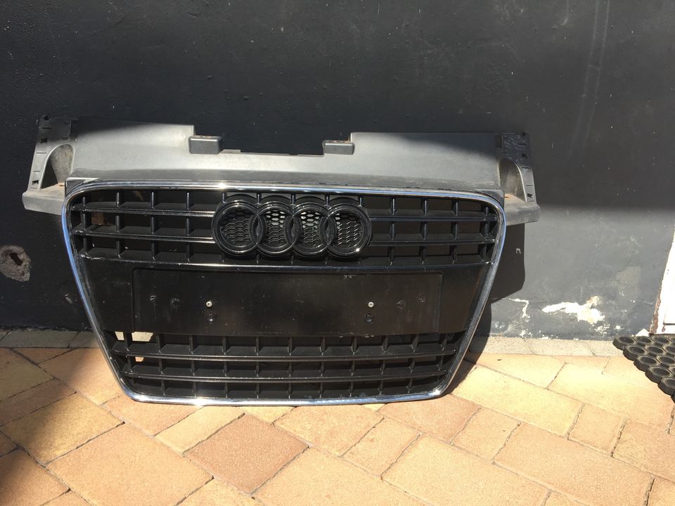 Original Kühlergrill Audi TT 8J Bj 06 - 14 in Ebsdorfergrund