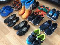 Kinder Turnschuhe, Hausschuhe, Gummistiefel, Badelatschen 28 - 31 Berlin - Rudow Vorschau