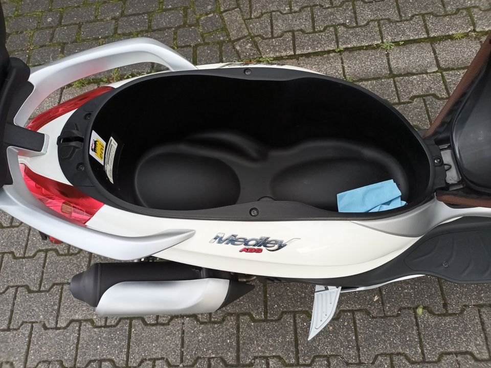 Piaggio Medley 125 ABS, TÜV NEU, Scheibe, Topcase, B196 in Bergheim