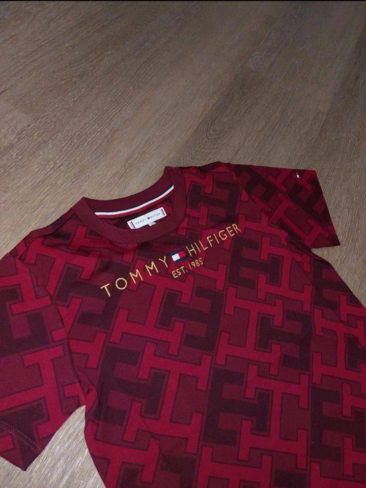 Tommy Hilfiger Jungen T-Shirt Gr. 140 in Düsseldorf