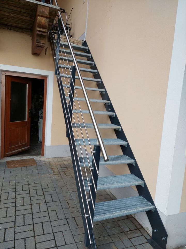 Biete Tische , Bänke , Geländer , Balkone, Treppen usw. in Thyrnau