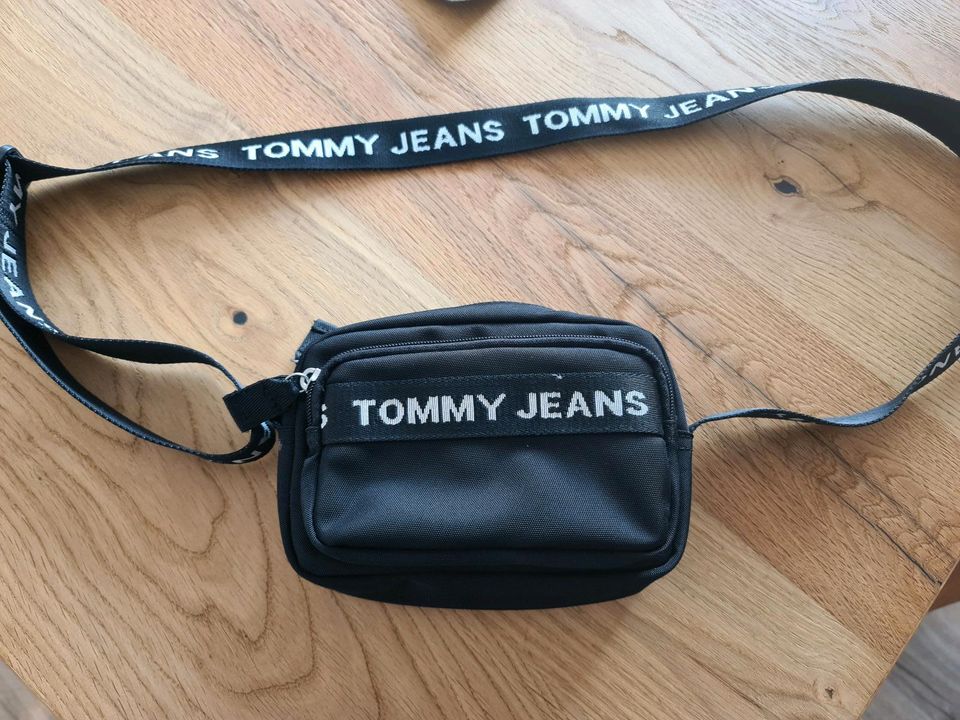 Tommy Jeans Umhängetasche schwarz in Wonfurt