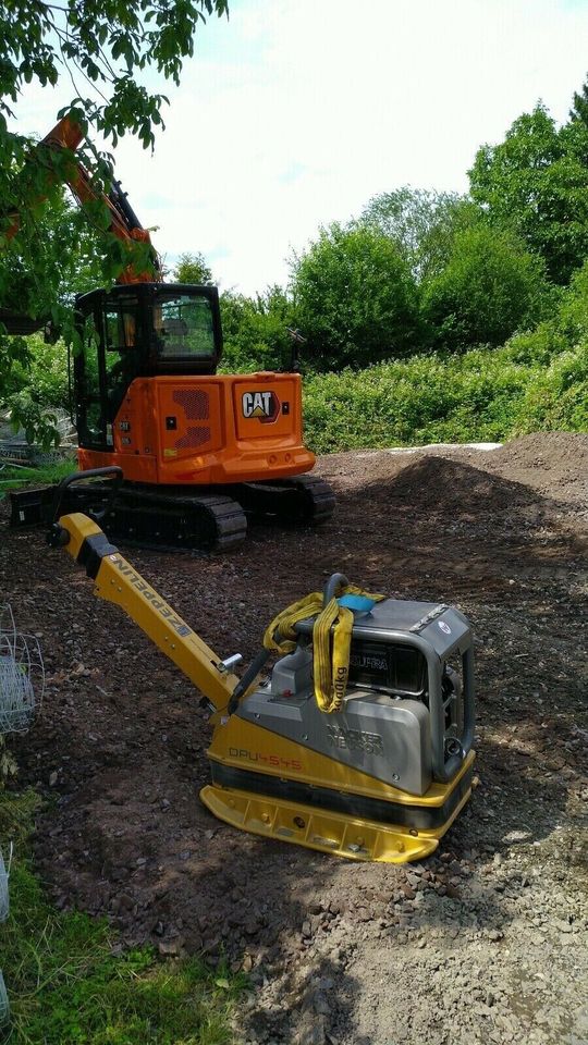 Erdbau Bagger  / Aushubarbeiten von Baugrube bis hin zu Teich in Groß-Umstadt