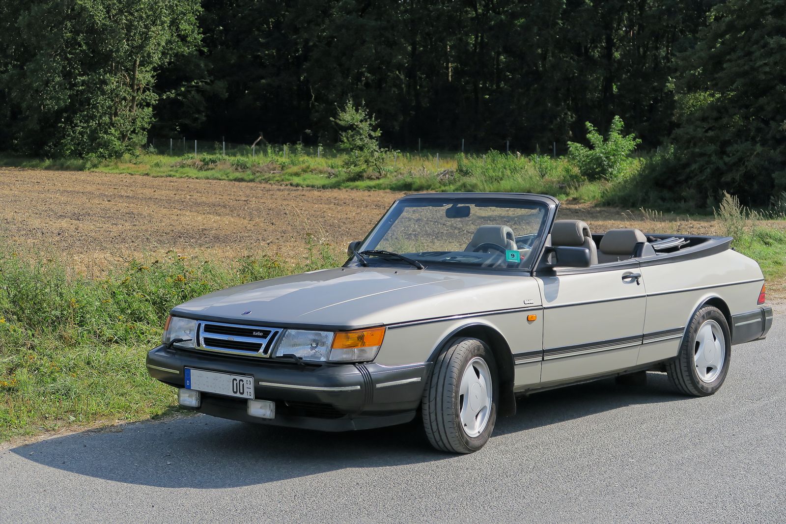 Abbildung des Autos Der Kult-Saab aus 1. Hand