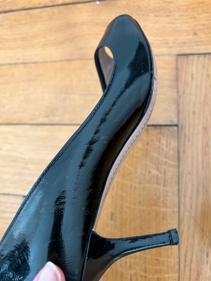 Prada Pumps Schwarz Lack Leder Peeptoe Spitz 38/39 High Heels in München