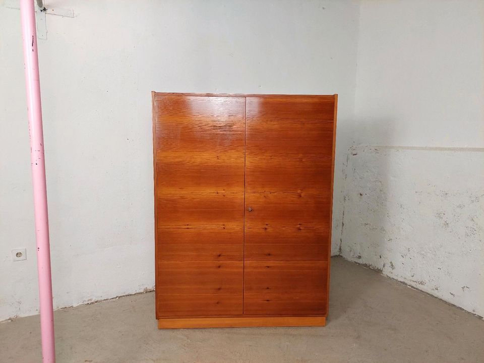 Vintage Schrank Kleiderschrank CSSR Brno Holz 60er 70er DDR in Leipzig