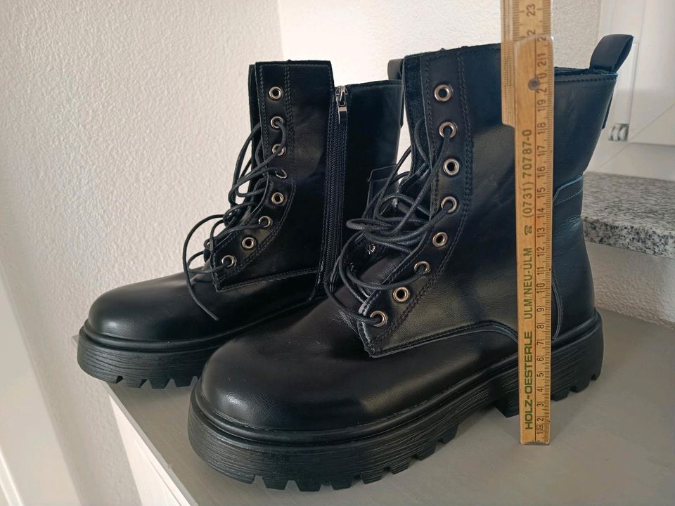 Boots, Stiefel Schwarz 42 NEU in Schwendi