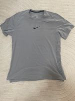 Nike T-Shirt Oberteil grau Gr. L Pro Sport Sachsen - Coswig Vorschau