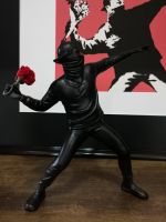 Banksy "Blumenwerfer" Skulptur Figur aus Kunstharz DekoArt Nordrhein-Westfalen - Gronau (Westfalen) Vorschau