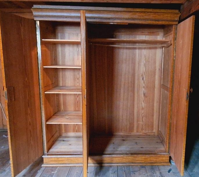 Alter Schrank 3-türig mit Spiegel Kleiderschrank Holz massiv in Leipzig