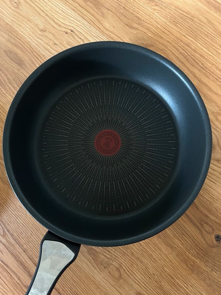 Tefal Pfanne inklusive Deckel (Durchmesser 28 cm) in Fahrenzhausen