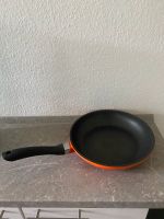 Pfanne kochen Küche Zubehör schwarz orange Nordrhein-Westfalen - Krefeld Vorschau