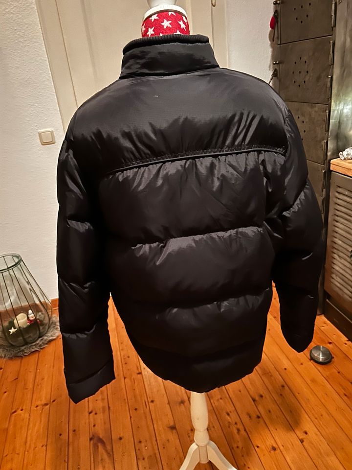 Schwarze Winterjacke in Duisburg