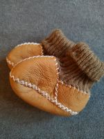 Babyschuhe aus Lammfell mit Strickbund (0 bis 3 Monate) Dresden - Löbtau-Nord Vorschau