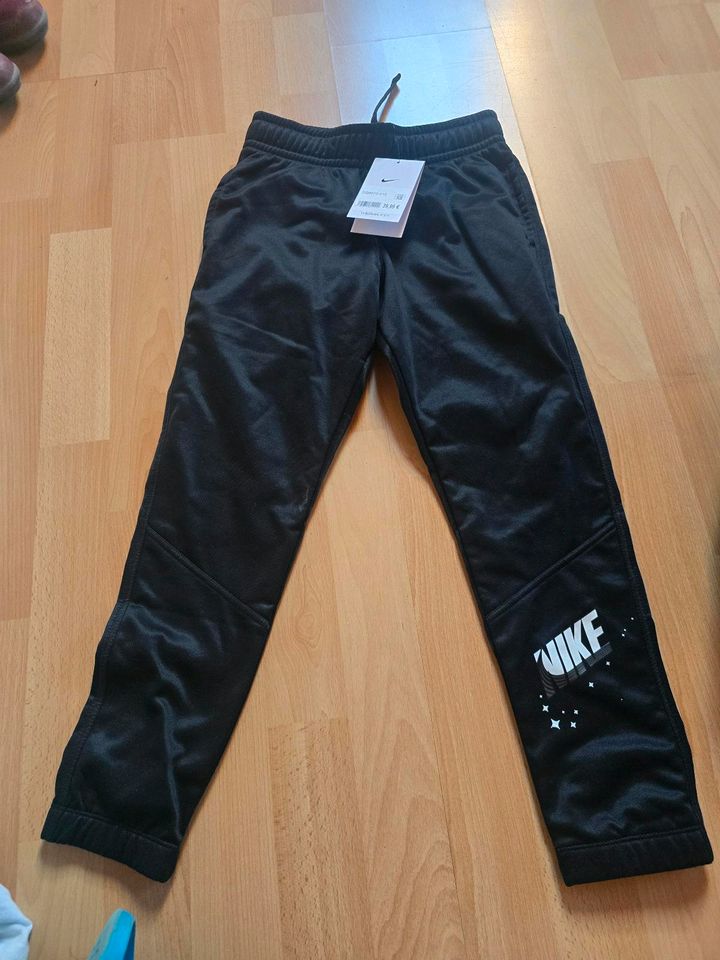 Nike Jogginghose gr 122/128 in Hüttenberg