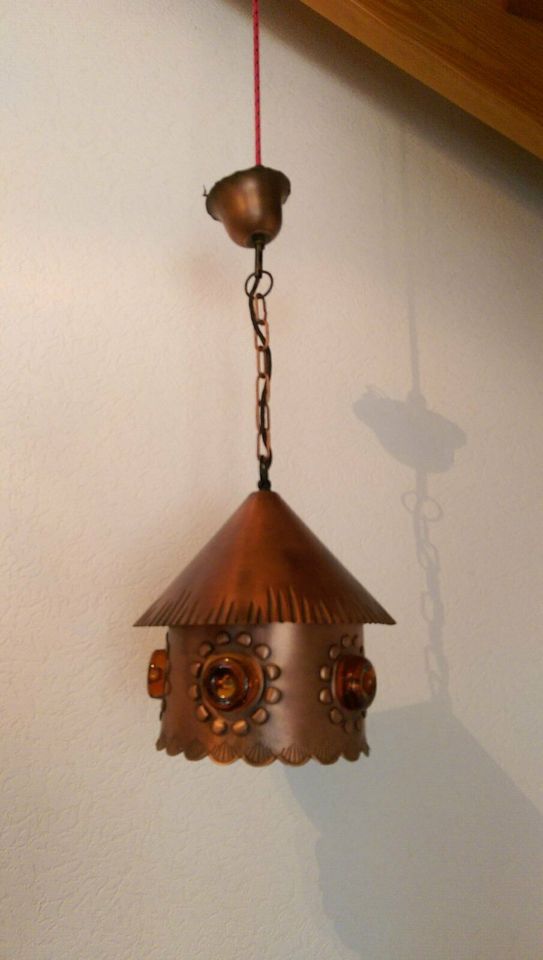 Rustikale Deckenlampe aus Metall mit orangem Buntglas in Jülich