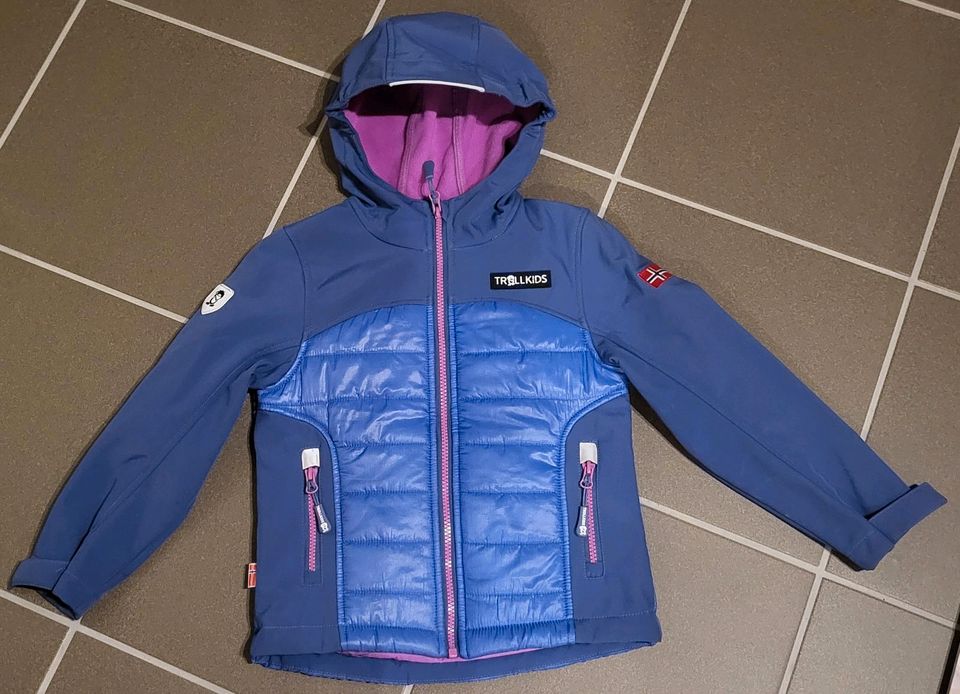 Trollkids Softshell/Stepp Übergangsjacke mit Kapuze, Gr  116 in Landau in der Pfalz