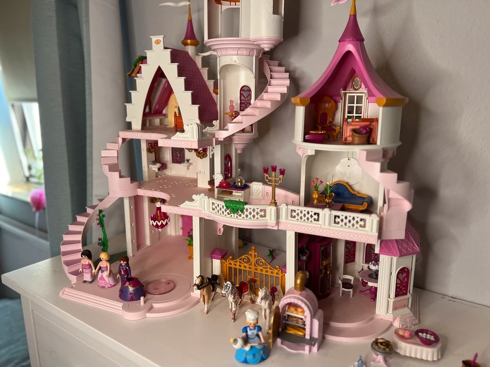 Playmobil Schloss mit viel Zubehör in Bonn