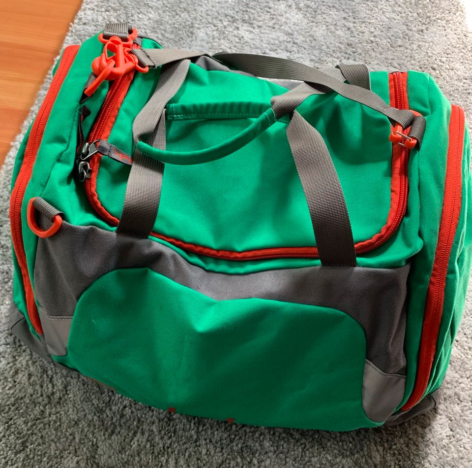 Satch Sporttasche mit Nassfach „Green Steel“ grün / rot in Hamburg