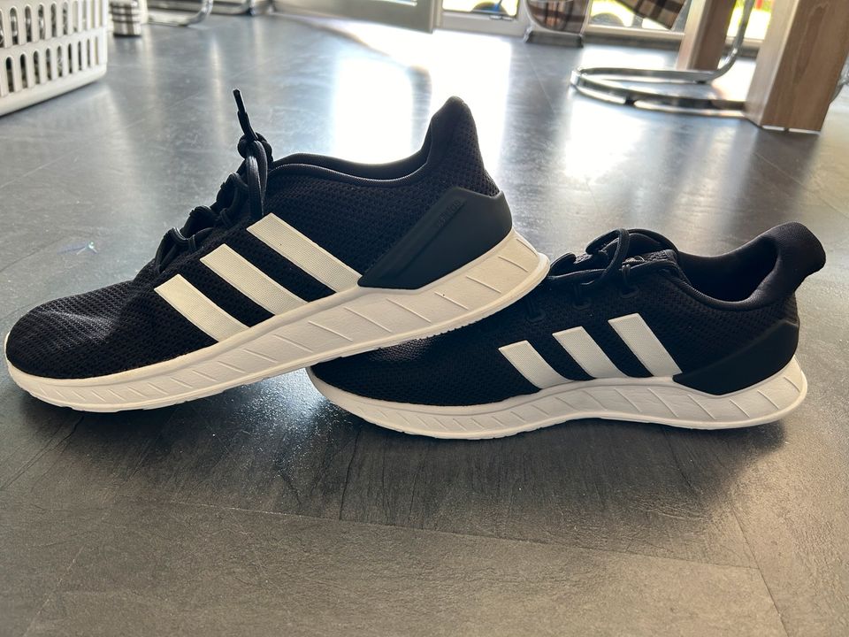 Adidas Schuhe Gr. 47 in Baesweiler