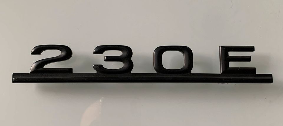 Mercedes Benz 230 E Emblem in Leverkusen