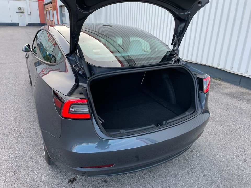 Tesla Model 3 RWD 60 kWh LFP Grau / Weiß SR+ in Hohenroth bei Bad Neustadt a d Saale