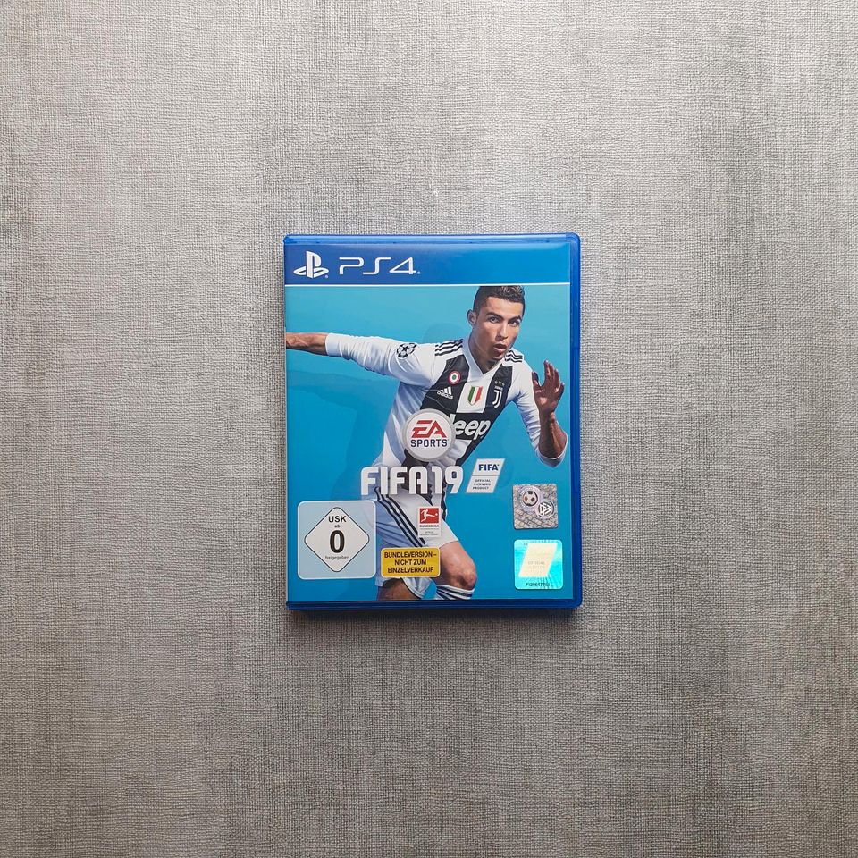 Playstation 4 Slim 500gb Fifa 19 Bundle in Neumünster