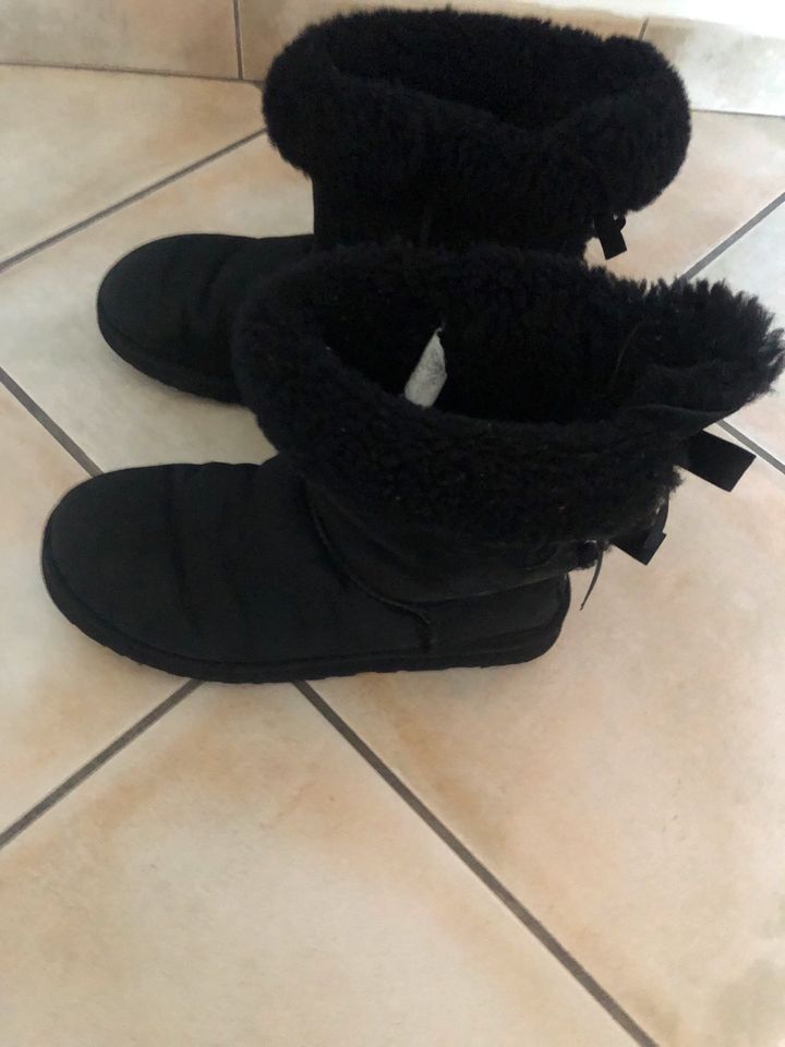 Originale Ugg Stiefel mit schlaufe in Duisburg