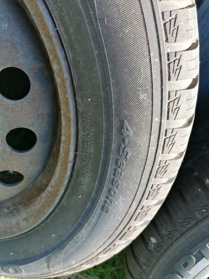 Ganzjahresreifen mit Felgen 4 x 175/70R14 in Krempe