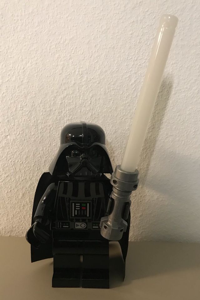 LEGO Star Wars DARTH VADER Figur Statue 30 cm Lichtschwert Lampe in Olpe