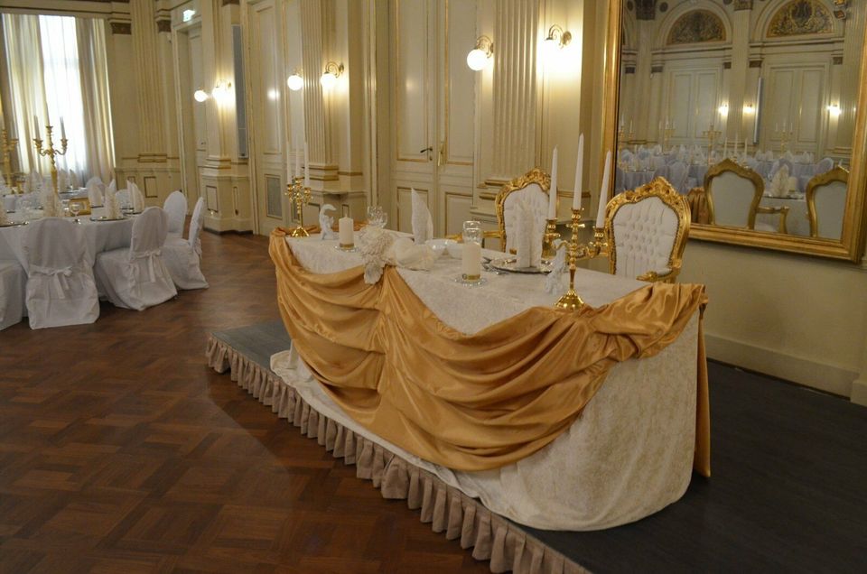 Deko Hochzeit Tischdecke Stuhlhusse Gold Kerzenständer Vasen in Wiesbaden