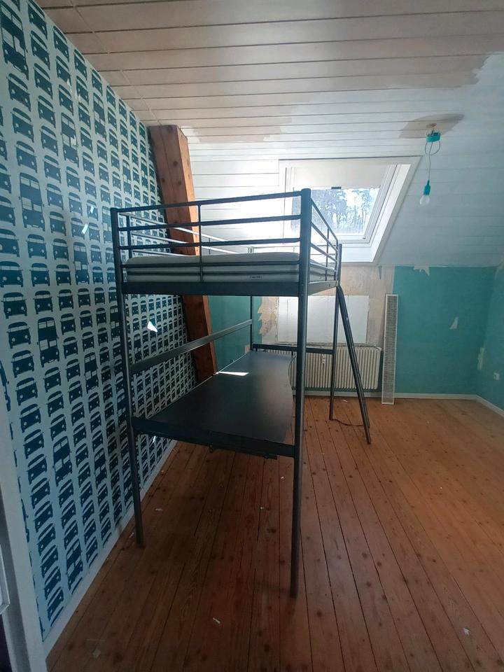 Hochbett mit integrierter Schreibtischplatte IKEA SVÄRTA+Matratze in Biedenkopf