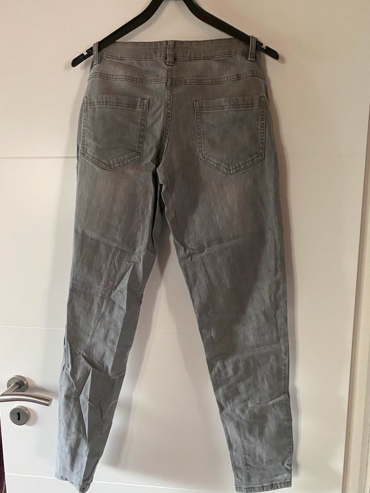 Damen Jeans grau Gr 40 in Ober-Mörlen