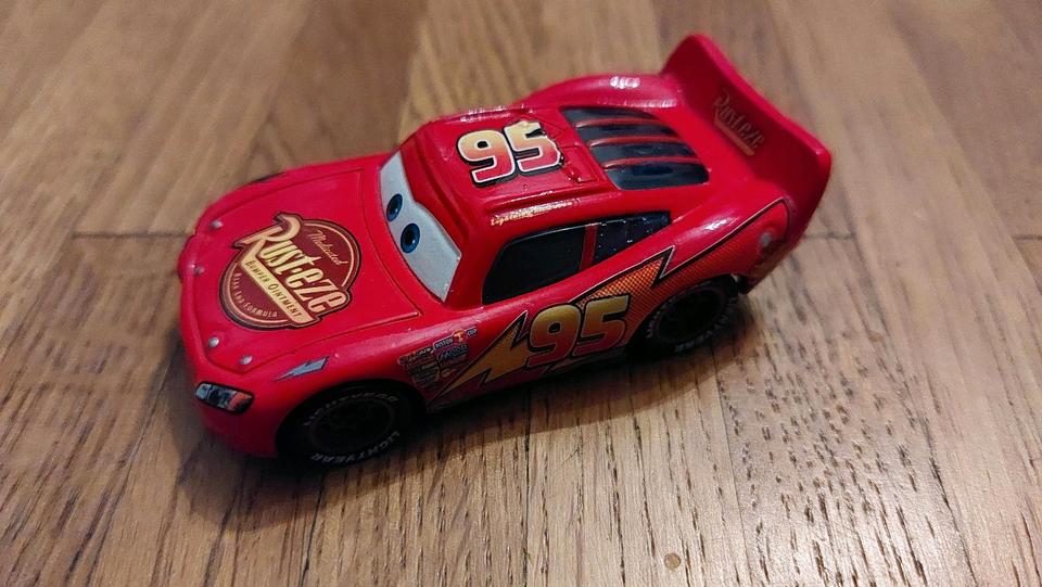 Disney Pixar Cars Lightning McQueen Spielzeugauto in Köln