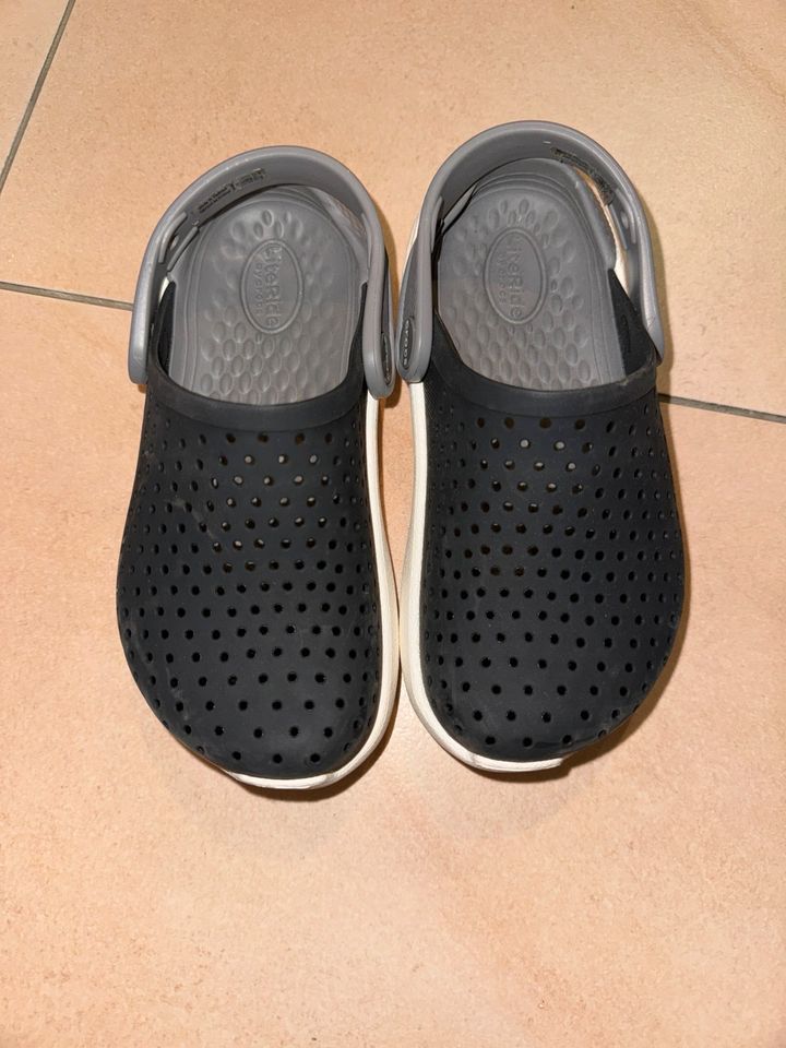 Crocs Badeschuhe in Wehrheim