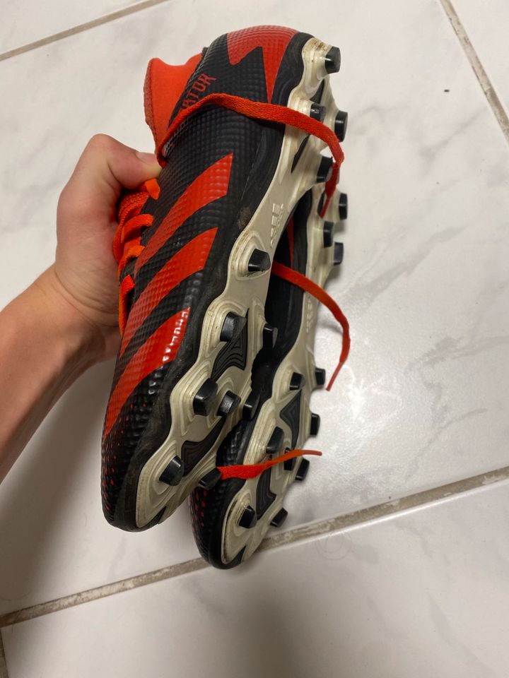 adidas Fußballschuhe größe 38,5 in Haar