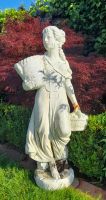Gartenfigur Mädchen mit Korb Niedersachsen - Westoverledingen Vorschau