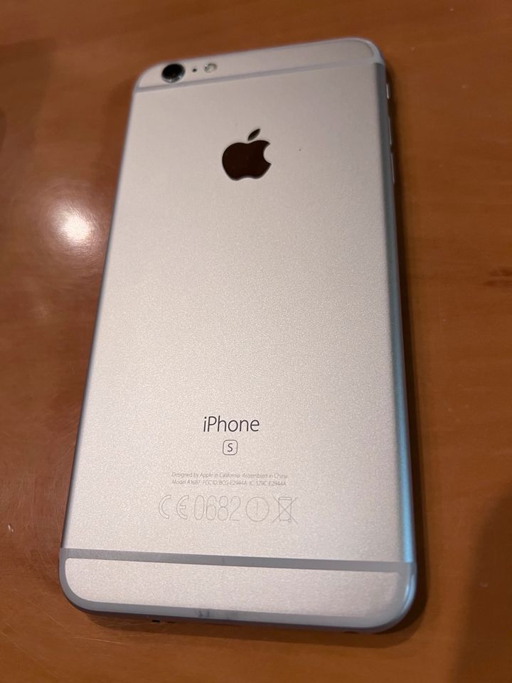 Silbernes iPhone 6s Plus 128 GB Apple mit schwarzer Schutzfolie in München